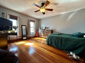 121 Lowell St, Unit 2 in Somerville, MA - Foto de edificio - Building Photo