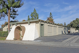 Sierra Grande Apartments in Fresno, CA - Foto de edificio - Building Photo