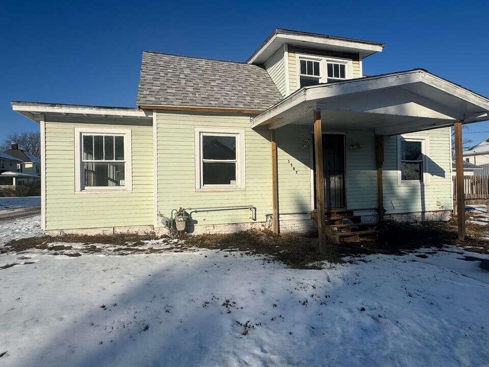 1507 E Main St in Danville, IL - Building Photo