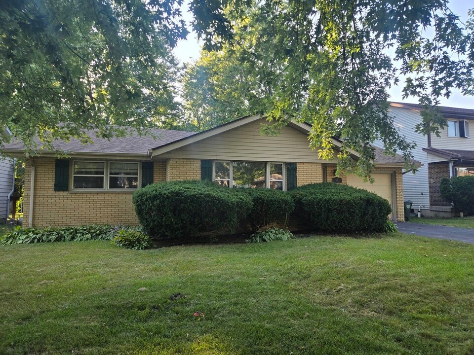 608 Deerpath Dr in Lindenhurst, IL - Building Photo