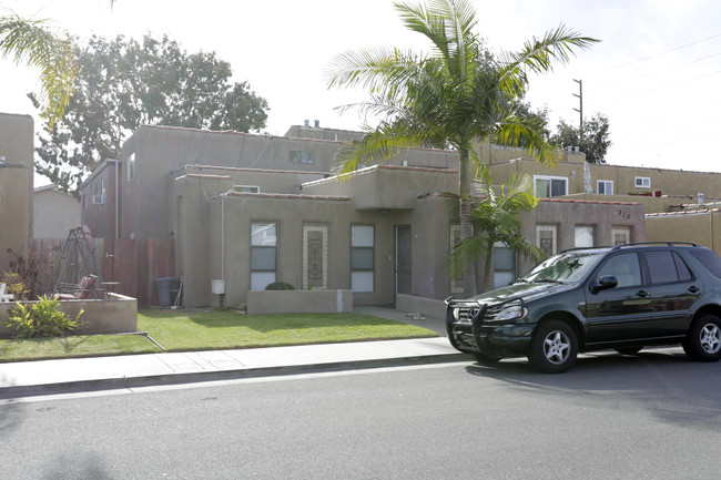 210 Portland Cor in Huntington Beach, CA - Building Photo - Building Photo