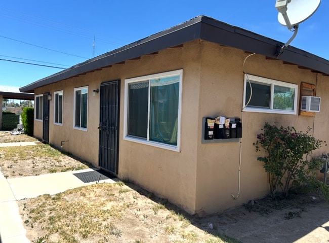 44116 Division St in Lancaster, CA - Foto de edificio - Building Photo