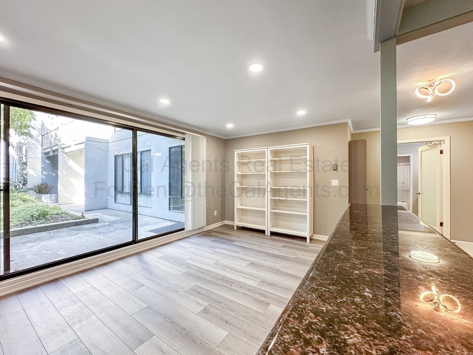 3 Admiral Dr in Emeryville, CA - Building Photo