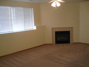 6601 Creekside Dr NE-Unit -6601-01 in Cedar Rapids, IA - Building Photo - Building Photo