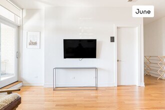 2048 W Chicago Ave in Chicago, IL - Building Photo - Building Photo