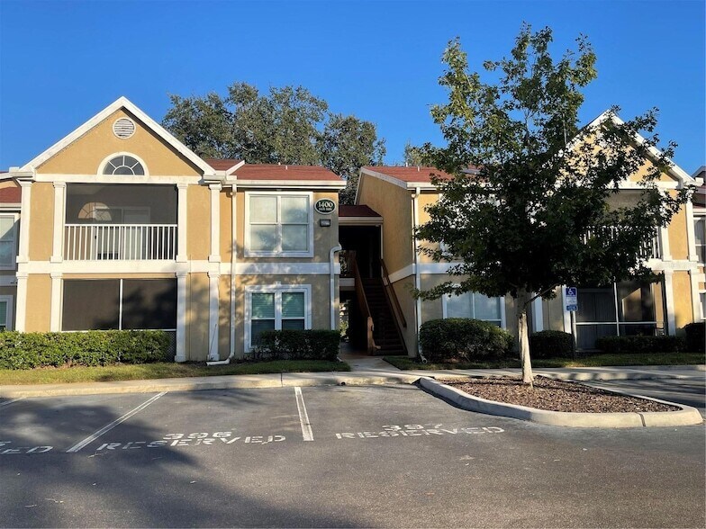 9481 Highland Oak Dr, Unit 1404 in Tampa, FL - Foto de edificio