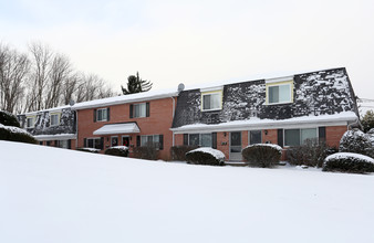 2728-2750 Juno Pl in Akron, OH - Foto de edificio - Building Photo