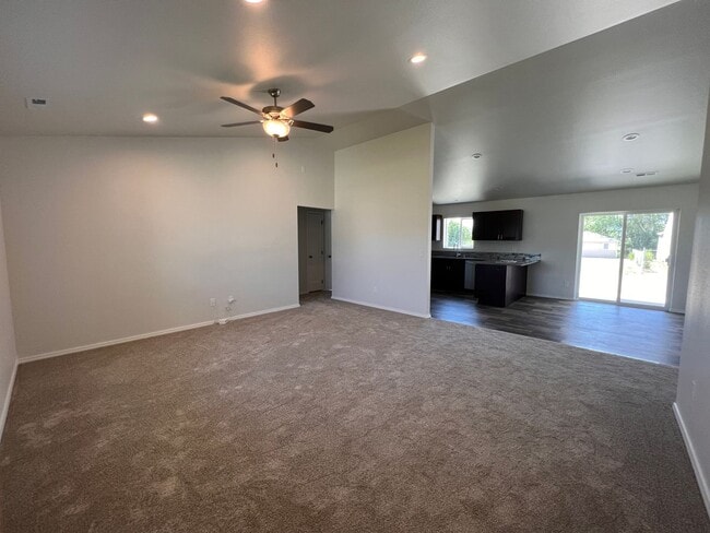 1416 S Madison St in Moses Lake, WA - Building Photo - Building Photo