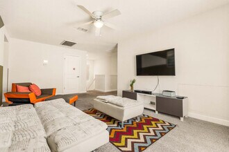 4718 Kings Castle Cir in Kissimmee, FL - Building Photo - Building Photo