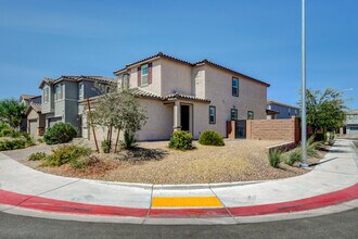 6458 Blue Ember Ave in Las Vegas, NV - Foto de edificio - Building Photo