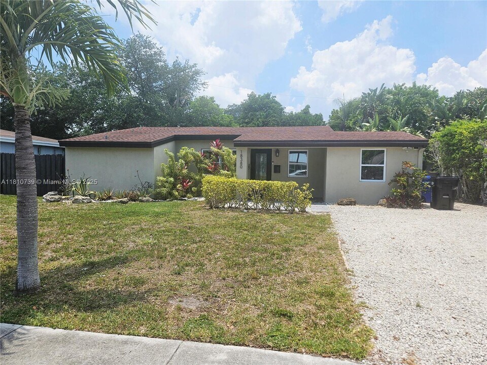 18380 NE 21st Pl in North Miami Beach, FL - Building Photo