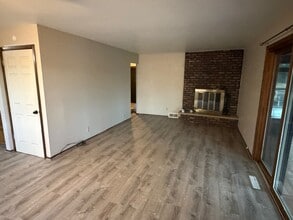 2215 De Carlin Dr in Brookfield, WI - Building Photo - Building Photo