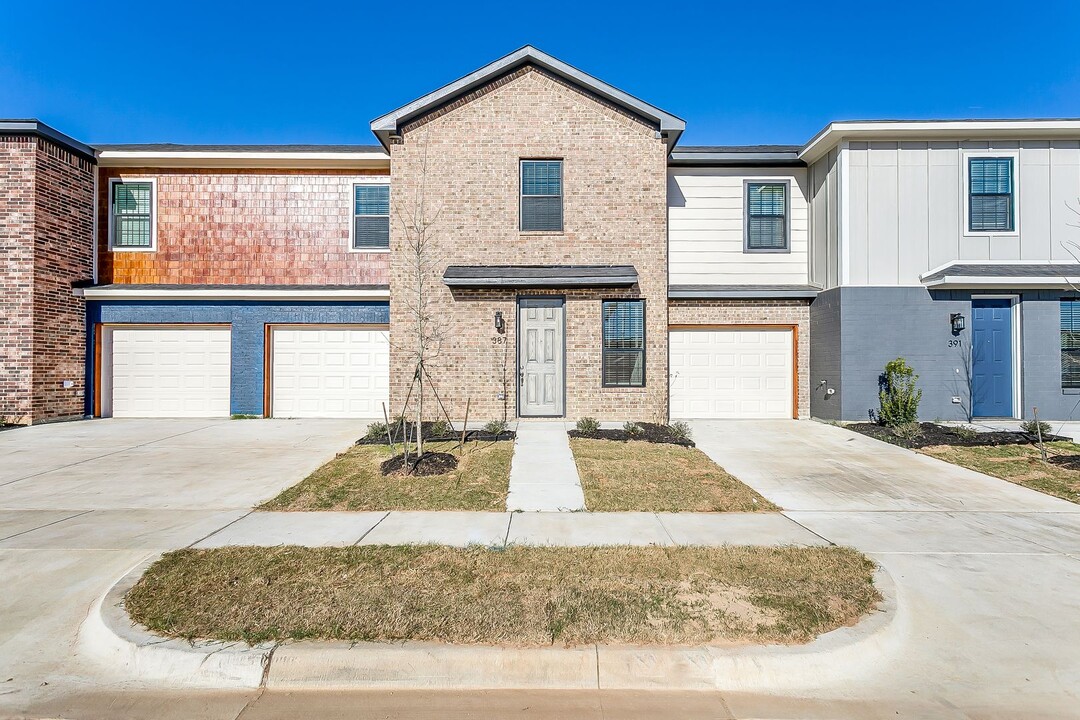387 Hampton Pl in Burleson, TX - Building Photo
