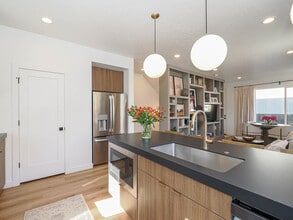 723 N 300 W in Salt Lake City, UT - Foto de edificio - Building Photo
