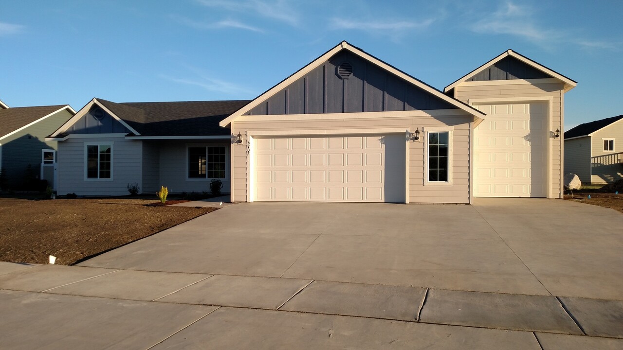 6702 W Buffalo Grass in Rathdrum, ID - Building Photo