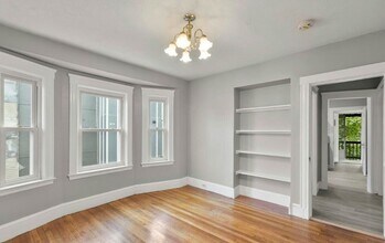 256 Main St, Unit 2 in Medford, MA - Foto de edificio - Building Photo