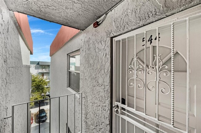 1750 W 46th St in Hialeah, FL - Building Photo - Building Photo