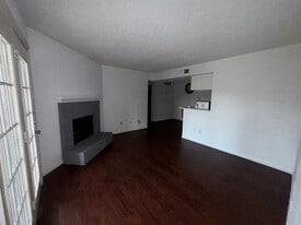 7402 Alabonson Rd in Houston, TX - Building Photo