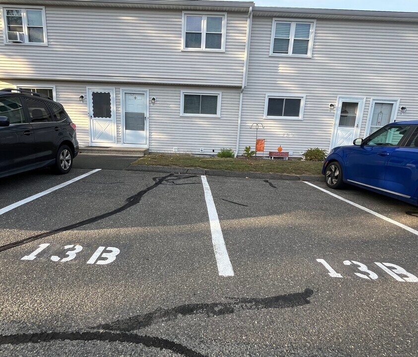 1081 New Haven Rd in Naugatuck, CT - Building Photo