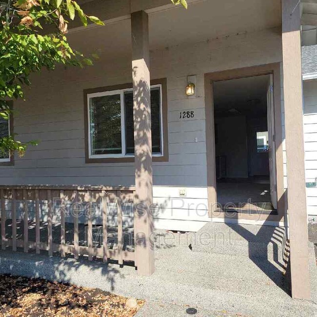 1288 Willow Ln in Grants Pass, OR - Building Photo - Building Photo