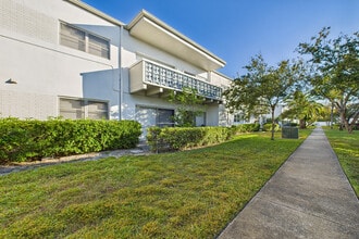 The Dunes in Indian Harbour Beach, FL - Foto de edificio - Building Photo