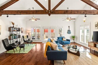 435 Hays St in Dripping Springs, TX - Building Photo - Building Photo