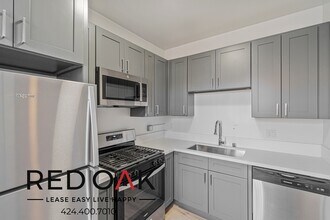 245 N Kenmore Ave in Los Angeles, CA - Building Photo - Building Photo