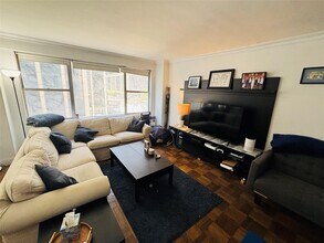 77 W 55th St in New York, NY - Building Photo - Building Photo