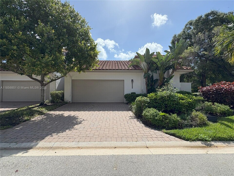 2538 Windsor Way Ct in Wellington, FL - Building Photo
