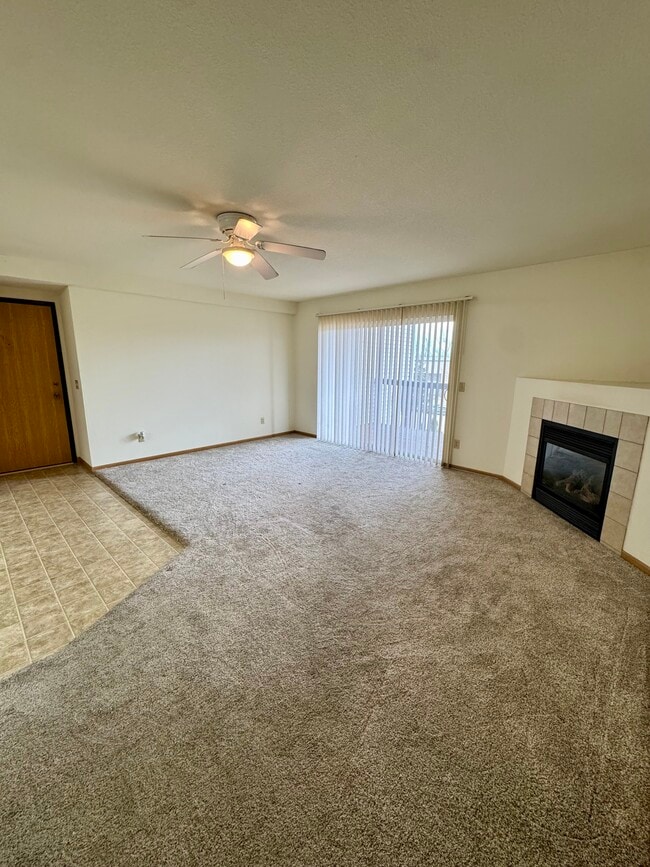 4600 Grand Ave, Unit A6 in Davenport, IA - Building Photo - Building Photo