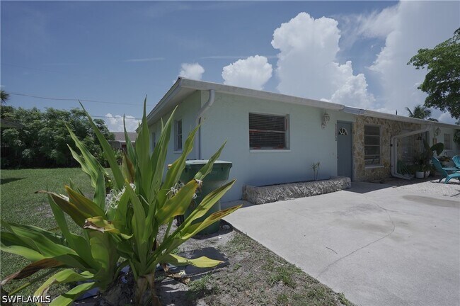 1195 S Alhambra Cir in Naples, FL - Building Photo - Building Photo