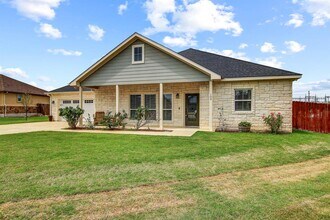 109 Les Ln in Smithville, TX - Building Photo - Building Photo