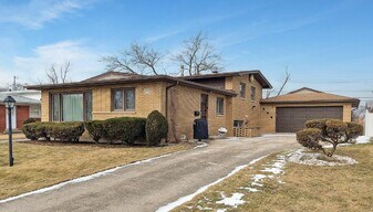 275 Tahoe Dr in Chicago Heights, IL - Building Photo