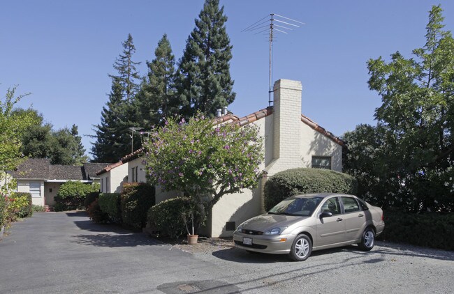 24-32 Edgewood Rd in Redwood City, CA - Foto de edificio - Building Photo