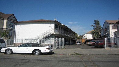 2334 E 15th St in Oakland, CA - Building Photo - Building Photo