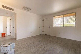 350 N Silverbell Rd in Tucson, AZ - Building Photo - Building Photo