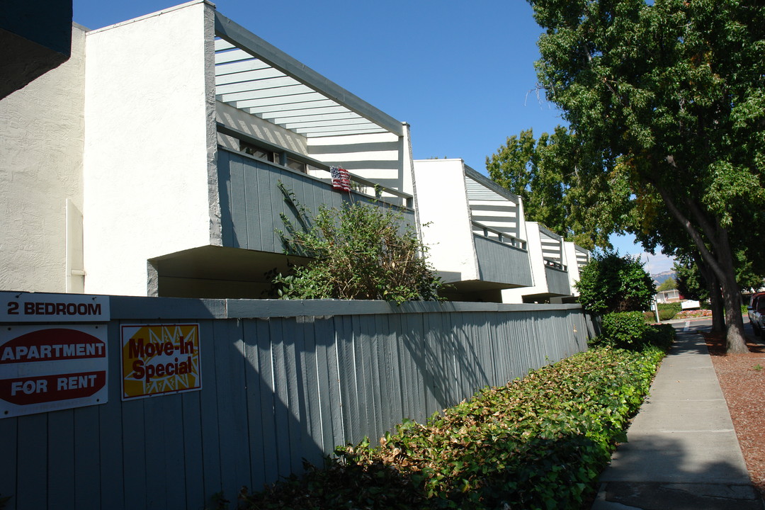 Hastings East Apartments in Fremont, CA - Building Photo