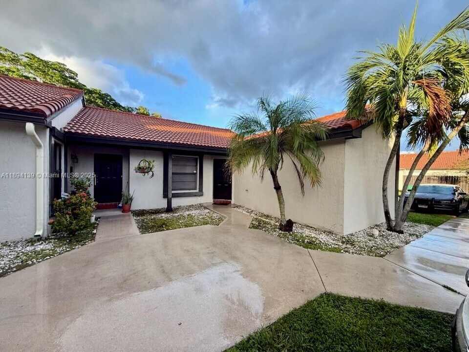 15090 SW 49th Ln in Miami, FL - Building Photo