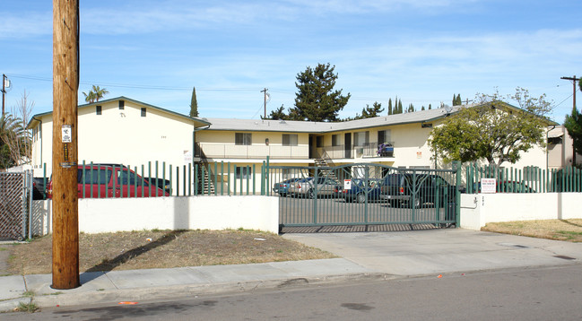 292 W Cypress Ave in El Cajon, CA - Foto de edificio - Building Photo