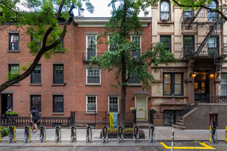 83 Perry St in New York, NY - Building Photo - Building Photo