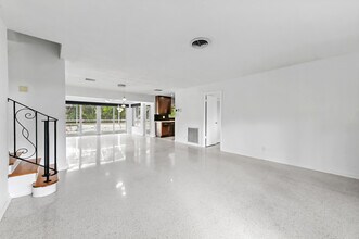 999 NW 3rd Ave in Boca Raton, FL - Foto de edificio - Building Photo