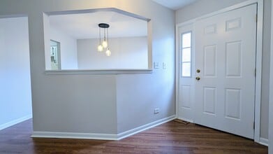 310 W Happfield Dr in Arlington Heights, IL - Building Photo - Building Photo