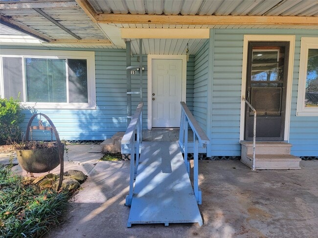 6715 Gwyneth St in Boling, TX - Building Photo - Building Photo
