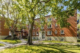 1260-1300 Décarie Rue in Montréal, QC - Building Photo - Building Photo