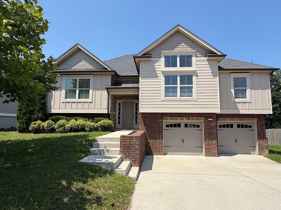 1033 Jonas Dr in Soddy Daisy, TN - Foto de edificio