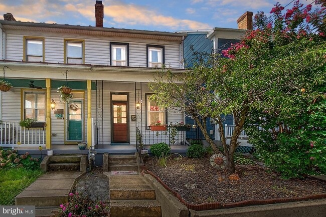 property at 122 E 7th St