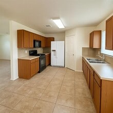 14401 Gurney's Eagle Dr in Elgin, TX - Building Photo - Building Photo