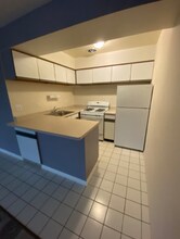 722 W Diversey Pky, Unit 501 in Chicago, IL - Building Photo - Building Photo