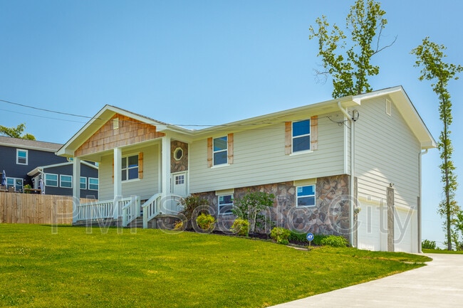 8128 Fallen Maple Dr in Chattanooga, TN - Foto de edificio - Building Photo