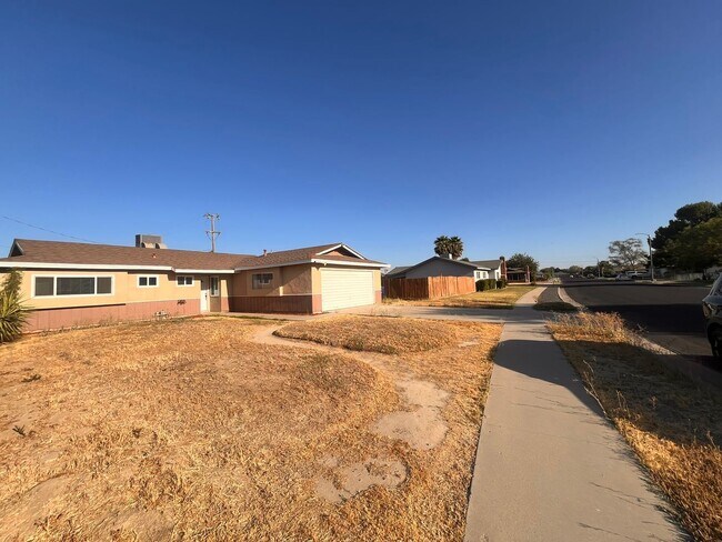 1380 Elaine Dr in Hanford, CA - Building Photo - Building Photo